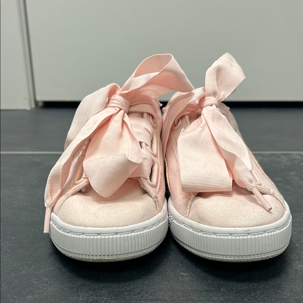 Puma women’s basket heart canvas Sneakers with Ribbon Laces pink 8.5 - Picture 3 of 9
